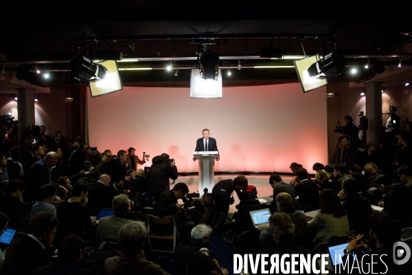 Lors d une conférence de presse au siège du MODEM, François BAYROU renonce à sa candidature à la présidentielle et propose une alliance à Emmanuel MACRON
