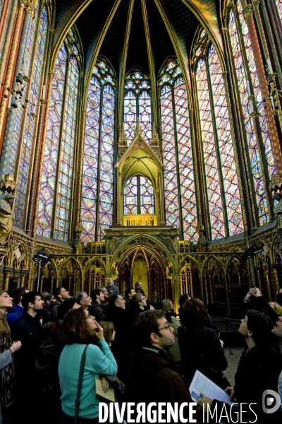 Illustration Fevrier2017.Un groupe de touristes admirent les vitraux de la sainte Chapelle