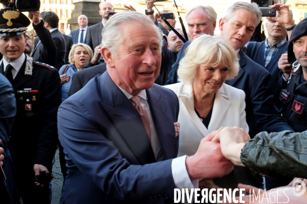 Bain de foule pour le prince Charles,prince de Galles,et sa femme Camilla, duchesse des Cornouailles, en visite a Florence, lors d une operation de charme post Brexit.