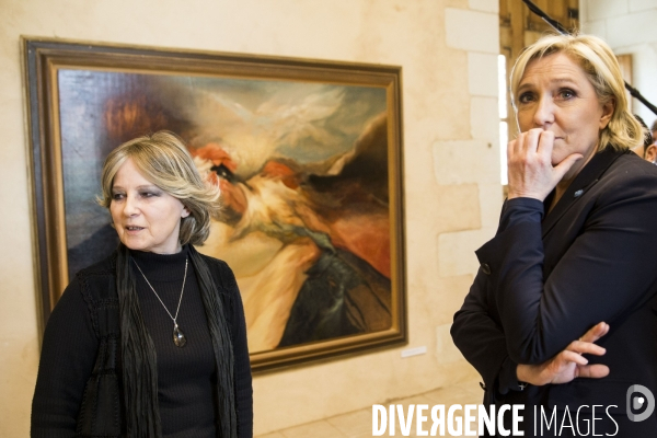 Marine Le PEN viste Château Couvert, le musée d art contemporain privé de Danielle GRIMALDI et Pierre MAGRE à Jaunay-Clan.