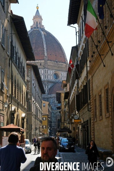 Florence..Scene de rue a contrejour dans une rue qui mene au duomo