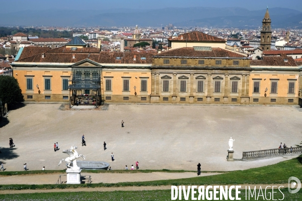 Florence.Vue du palazzo Pitti et la ville depuis un belvedere des jardins Boboli
