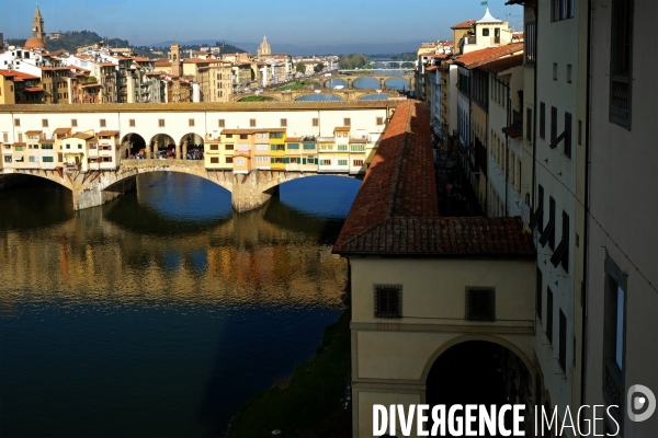 Florence.Vue de l Arno et du ponte Vecchio