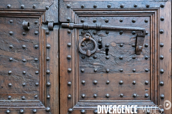 Florence.La serrurue d une porte en bois massif