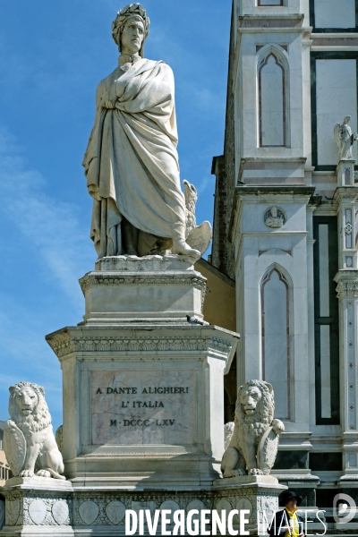Florence.Le monument  a Dante sur la place santa Croce