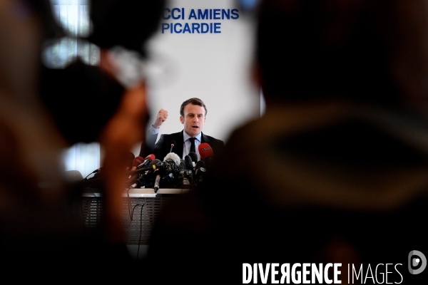 Emmanuel Macron rencontre les salariés de Whirlpool