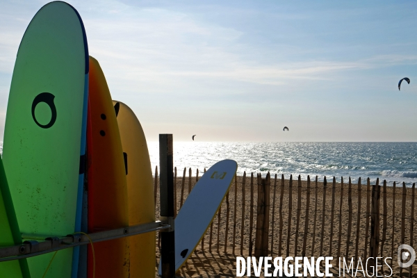 Illustration Avril2017.Planches de surf et kitesurfeurs sur une plage de Biarritz