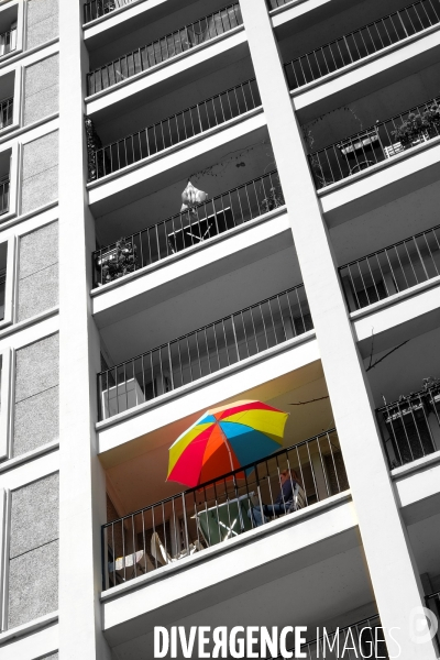 Illustration Avril2017.Parasol multicouleurs sur un balcon d un hlm