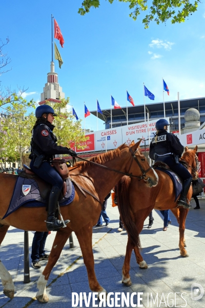 Illustration Avril 2017.Au parc des expositions porte de Versailles,deux gendarmettes a cheval.