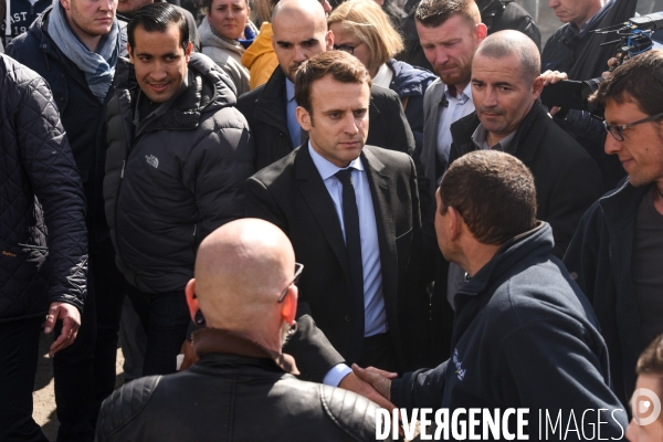 Emmanuel Macron avec les salariés de Whirlpool