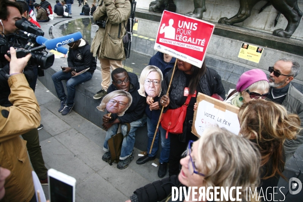 Manifestation du 1er mai 2017 Paris. Banderole, slogan. Unis pour l égalité
