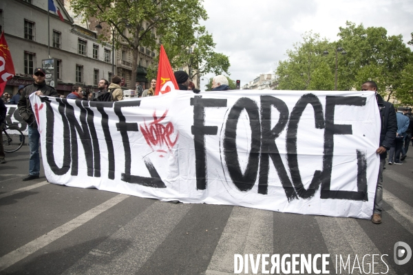 Manifestation du 1er mai 2017, Paris. Banderole, slogan. L unité notre force