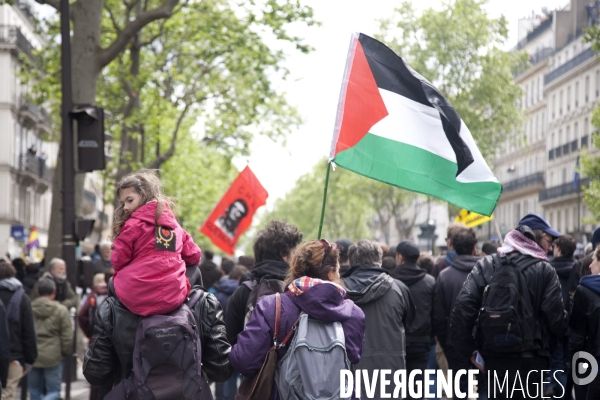 Manifestation du 1er mai 2017, Paris. Banderole, slogan. Drapeau Palestine