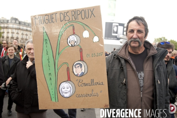 Manifestation du 1er mai 2017, Paris. Banderole, slogan. Banderole muguets des ripoux