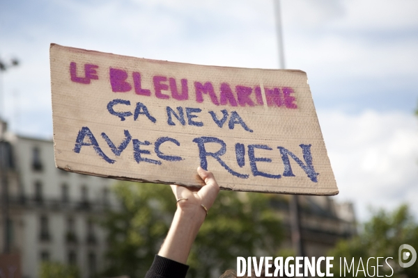 Manifestation du 1er mai 2017, Paris. Banderole, slogan. Le bleu marine, ça ne va avec rien