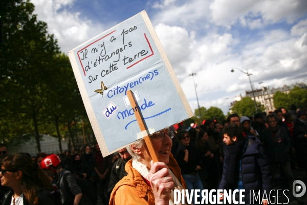 Manifestation du 1er mai 2017, Paris. Banderole citoyens du monde. Banderole, slogan.