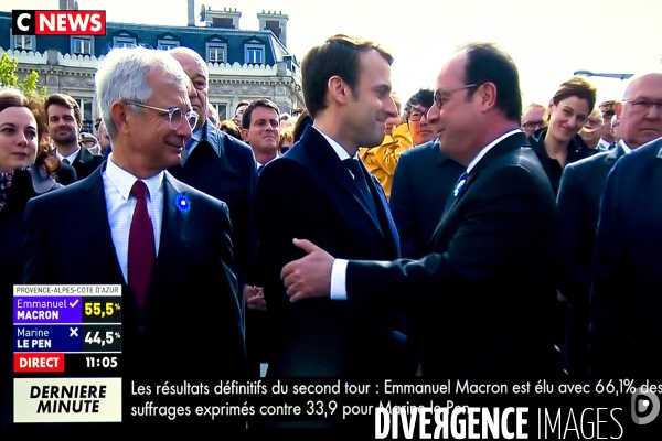 Ceremonie du 8 Mai sur les Champs Elysees.Francois Hollande salue Emmanuel Macron elu 8 eme president de la republique francaise