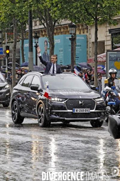 Emmanuel Macron descent les Champs Elysées.