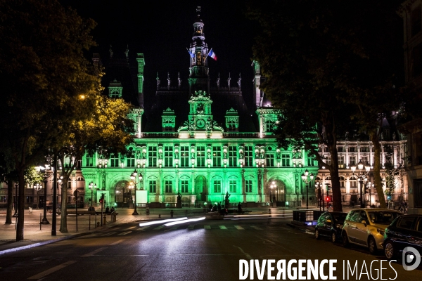 L Hôtel de Ville de Paris illuminé en vert contre Donald TRUMP.