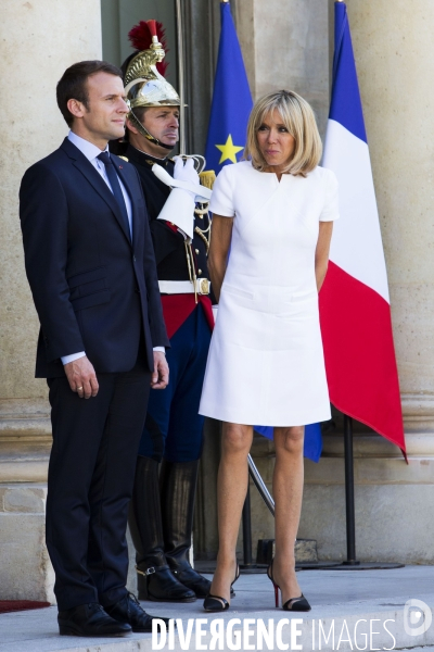 Le président Emmanuel MACRON et son épouse Brigitte sur le perron de l Elysée.