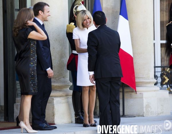Le président Emmanuel MACRON et son épouse Brigitte sur le perron de l Elysée.