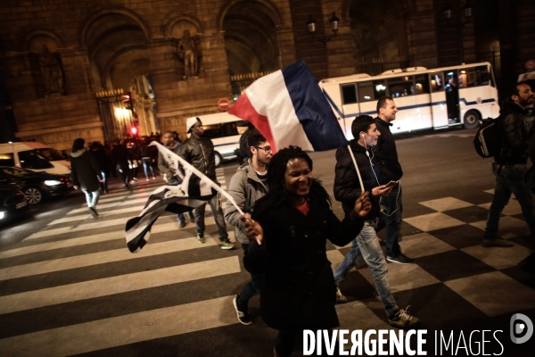 Ambiance à la sortie du Louvre et au QG d Emmanuel Macron
