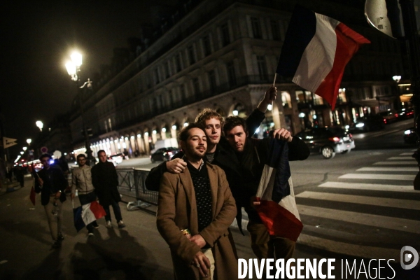 Ambiance à la sortie du Louvre et au QG d Emmanuel Macron