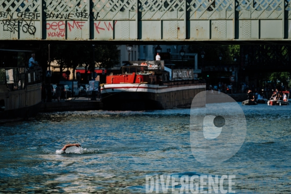 Compétition de nage en eau libre dans le canal de l Ourcq