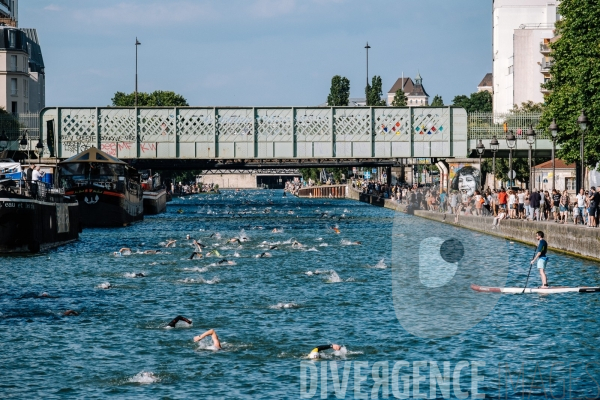 Compétition de nage en eau libre dans le canal de l Ourcq