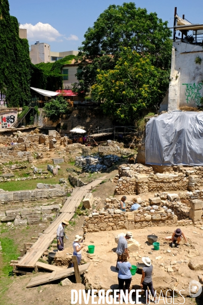 Athenes.Une equipe d  archeologues sur le site de l  ancienne agora au pied de l Acropole
