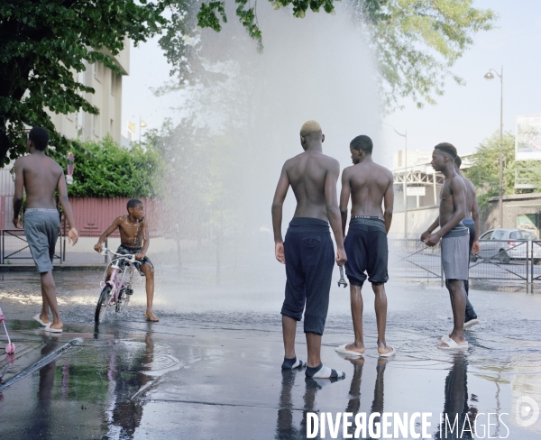 Paris-Nord, jeunes se baignant avec une bouche d incendie