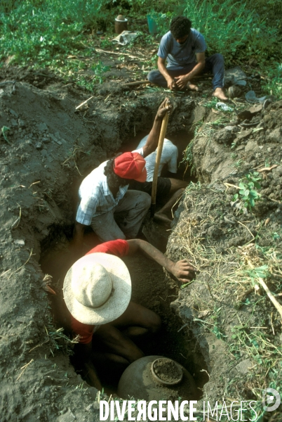 COLOMBIE : Huaqueros, les pilleurs de tombes de l  El Dorado.