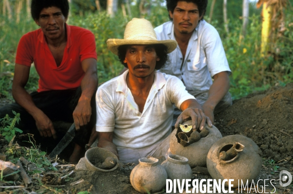 COLOMBIE : Huaqueros, les pilleurs de tombes de l  El Dorado.