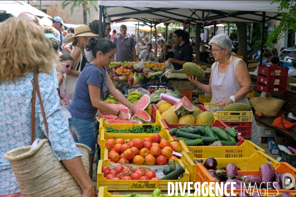 Majorque.Une marchande de fruits et legumes au marche de Santanyi