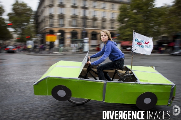 Manifestation des partisans de la 3ème édition de Paris sans voiture place de la Bastille.