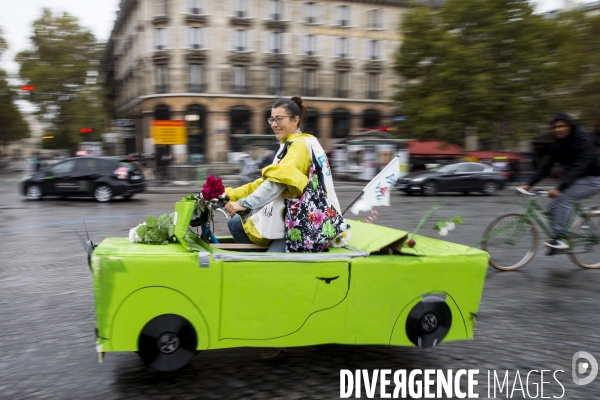 Manifestation des partisans de la 3ème édition de Paris sans voiture place de la Bastille.