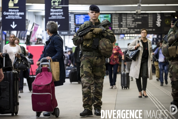 Photos d illustration avec une patrouille de l opération   Sentinelle  à la gare Montparnasse.