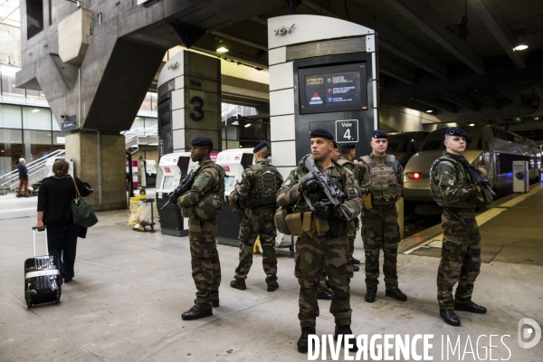 Photos d illustration avec une patrouille de l opération   Sentinelle  à la gare Montparnasse.