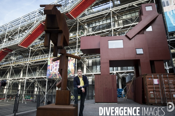 Le Domestikator,  l oeuvre de l artiste néerlandais Joep VAN LIESHOUT devant le centre Georges Pompidou à Beaubourg.