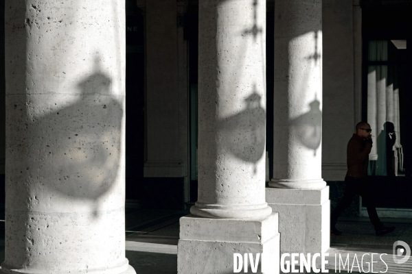 Ombre et lumiere sur les colonnes du peristyle Beaujolais au Palais royal