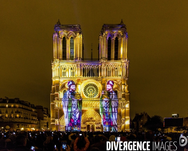Le spectacle son et lumière Dame de Coeur est projeté sur la façade de la cathédrale Notre-Dame de Paris.