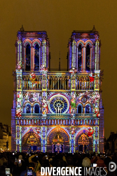 Le spectacle son et lumière Dame de Coeur est projeté sur la façade de la cathédrale Notre-Dame de Paris.