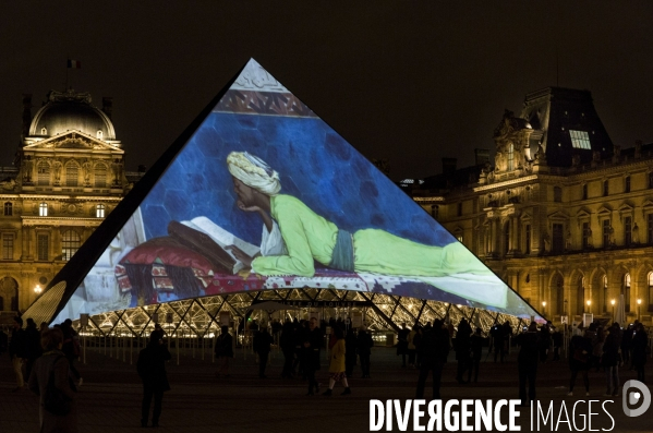 Projection d images d oeuvres du Louvre Abu Dhabi sur la pyramide du Louvre de Paris.