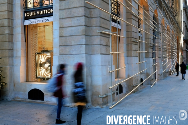 .Le nouveau magasin Vuitton a l angle de la rue Saint Honore et de la place Vendome