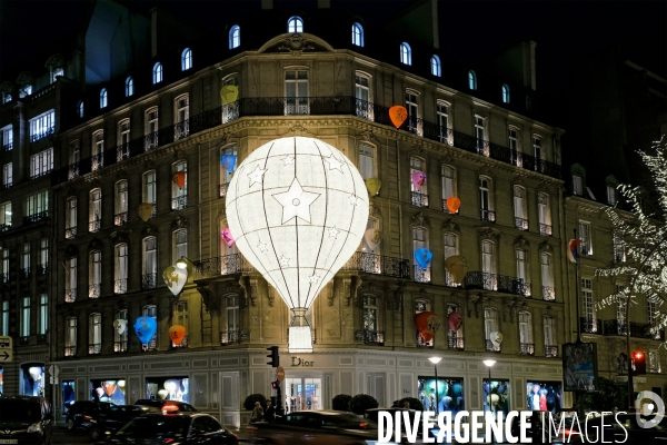 .Decoration lumineuse sur la facade de l immeuble Dior avenue Montaigne