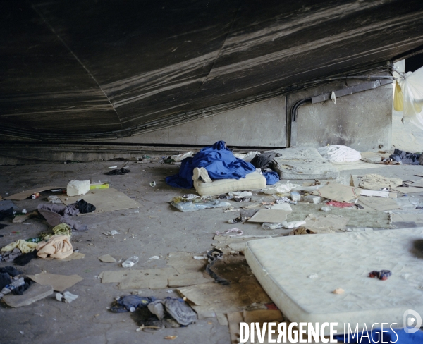 Réfugié couché sous un pont de l autoroute A1, Porte de la Chapelle