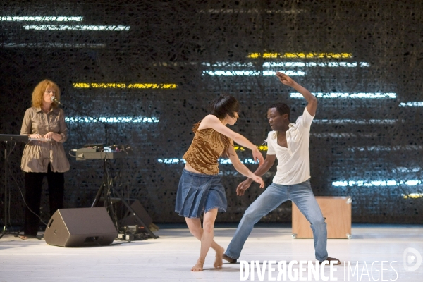 JUST TO DANCE... de Héla Fattoumi et Éric Lamoureux