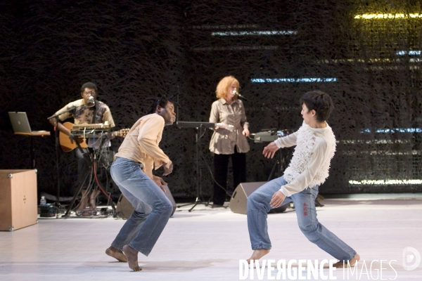 JUST TO DANCE... de Héla Fattoumi et Éric Lamoureux