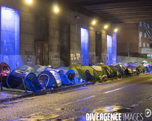 Campement de migrants et réfugiés à la  Porte des Poissonniers