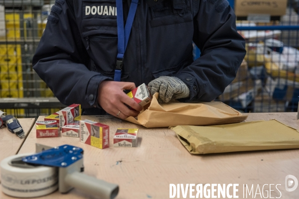 Contrôles douaniers au centre de dédouanement postal (CDP) de Roissy